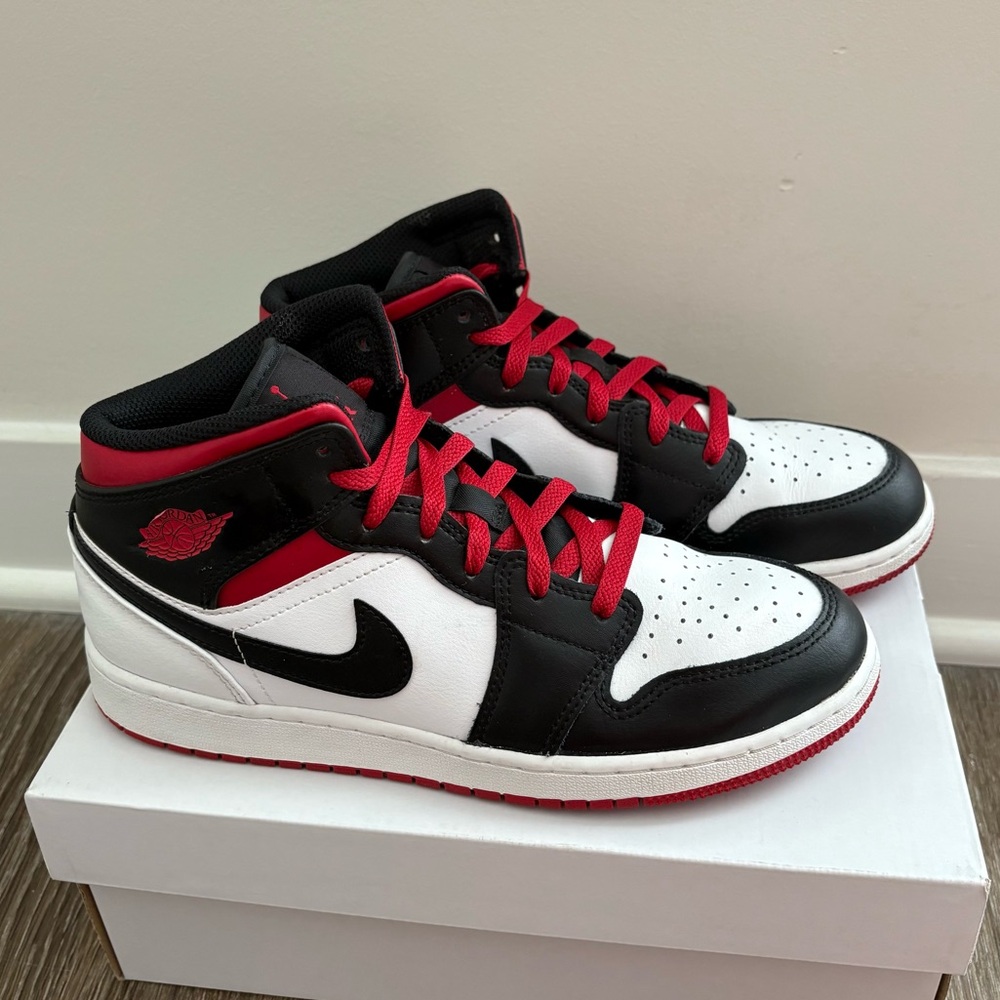 Air Jordan 1 Mid Shoes. Big kid’s size 7, Women’s size 8.5